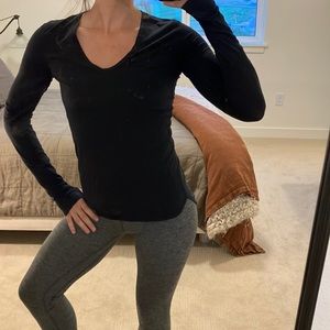 Lululemon black long sleeve scoopneck tee with thumb holes and side split hem